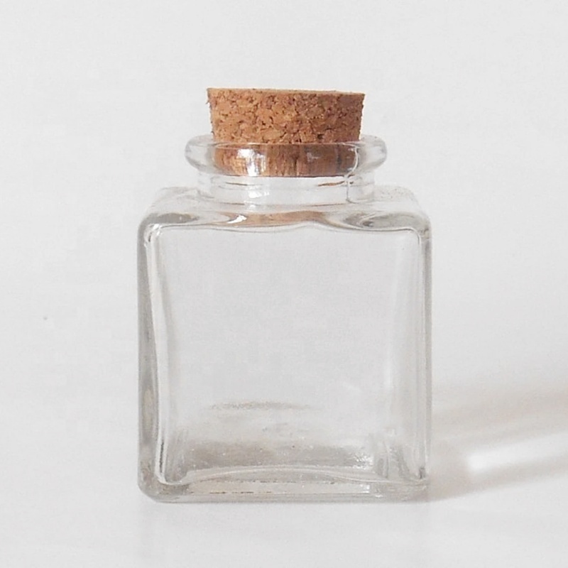 Wholesale Exquisite Saffron Thread Spice Packaging Square 50g 100g Glass Bottle With Moisture-proof Cork Stopper