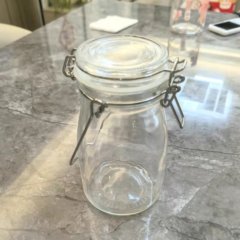 Hot Selling Glass Bottles for Kids Juice Packaging Vietnamese Soft Drinks Other Party Supplies with Clip Lid