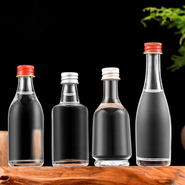 Customized 30ml 40ml 50ml 100ml 200ml Clear Frosted Mini Beverage Juice Coffee Wine Whisky Vodka Liquor Glass Bottle with Lids
