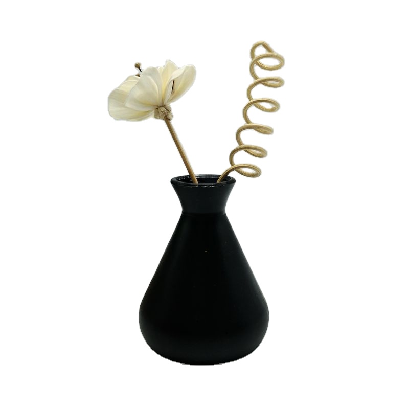 Decorative 200ml Aromatherapy Bottle With Cap Round Shaped Black Glass Reed Diffuser Car Room Diffuser Glass Bottle