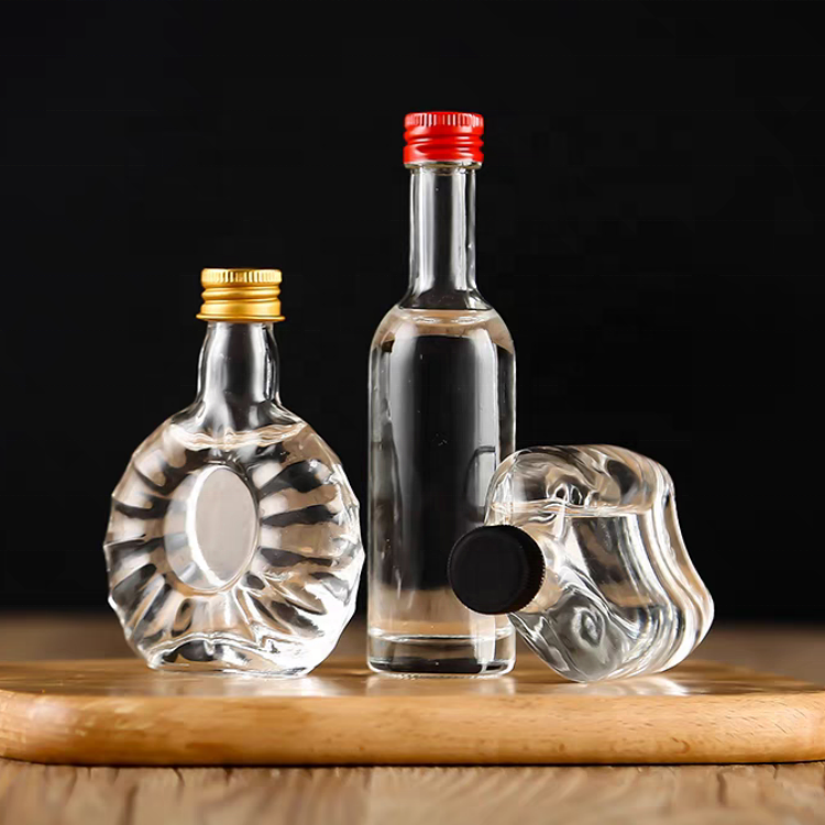 Customized 30ml 40ml 50ml 100ml 200ml Clear Frosted Mini Beverage Juice Coffee Wine Whisky Vodka Liquor Glass Bottle with Lids