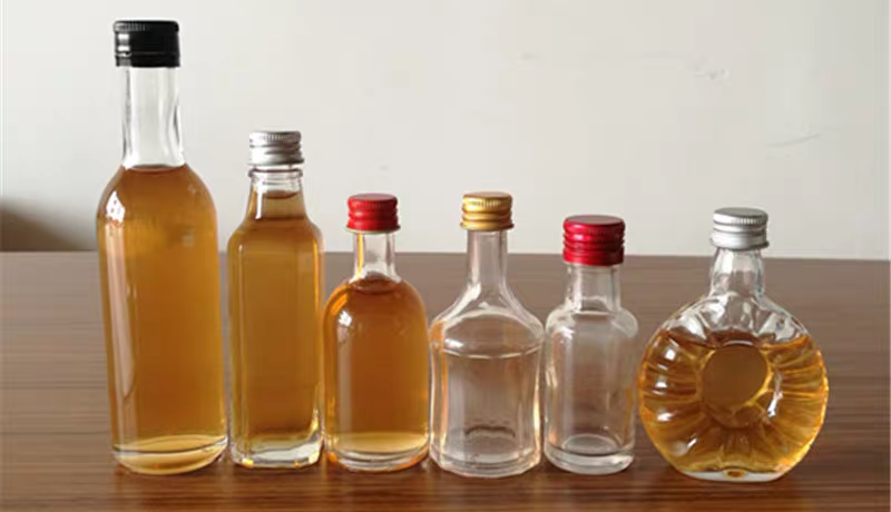 Wholesale Custom 50ml Round Mini Wine Bottle Wedding Favor 50 Ml Liquor Small Whisky Vodka Glass Bottle With Screw Metal Cap