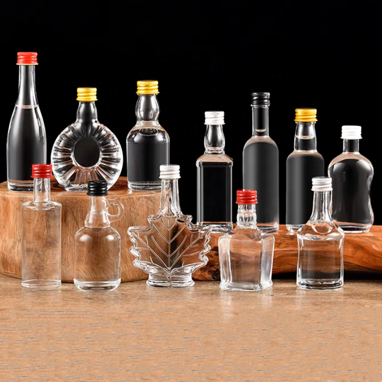 Customized 30ml 40ml 50ml 100ml 200ml Clear Frosted Mini Beverage Juice Coffee Wine Whisky Vodka Liquor Glass Bottle with Lids